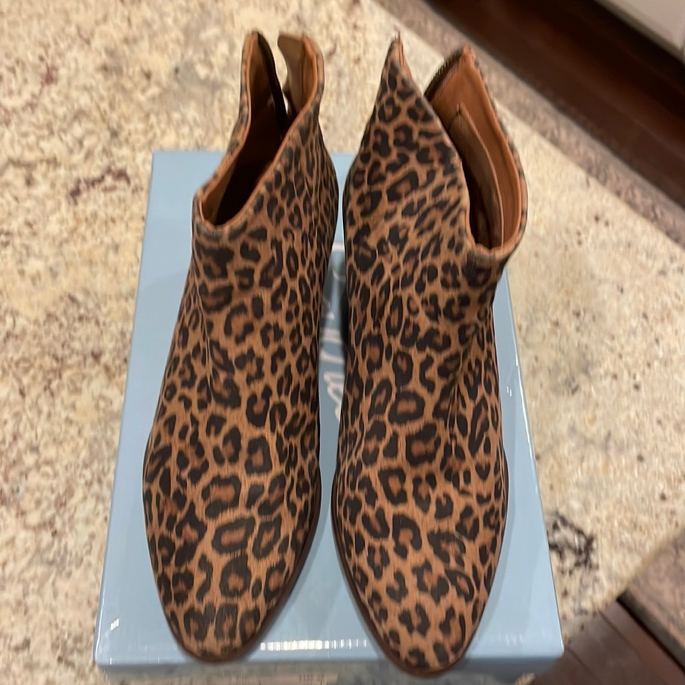 Seychelles Floodplain Suede Leopard Size 9